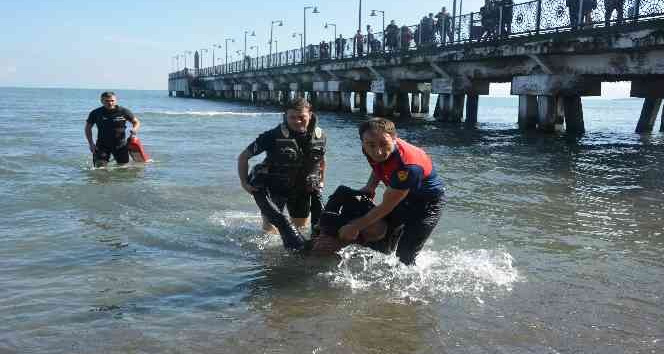 Ordu’da iskeleden denize atlayan şahsı itfaiye kurtardı