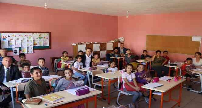 Kaymakam Konak öğrencilere mont dağıttı