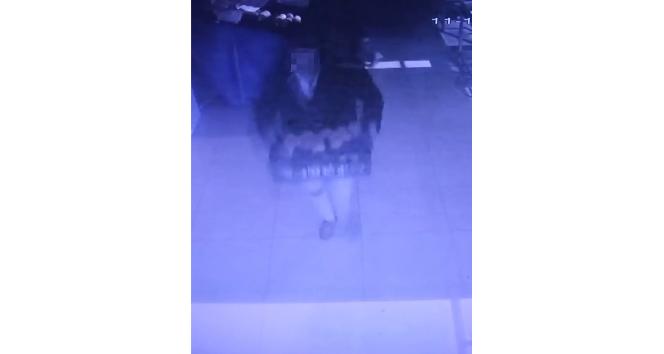 Batman’da hırsızlar sigaralarını içip meyve dolu kasaları çaldı
