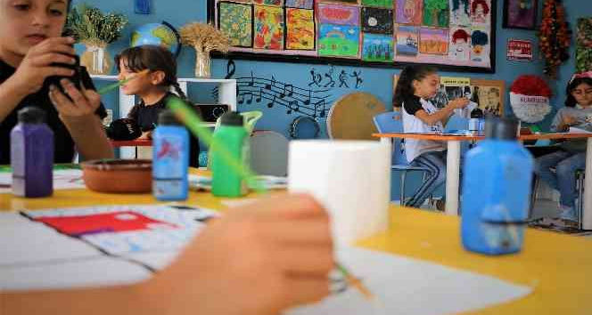 Köy okulundaki öğrenciler malzeme peşinden değil, hayallerinin peşinden koştu