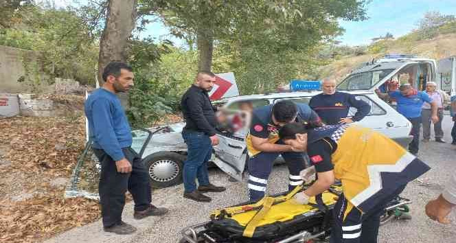 Yolcu minibüsü ile otomobil çarpıştı: 2 yaralı