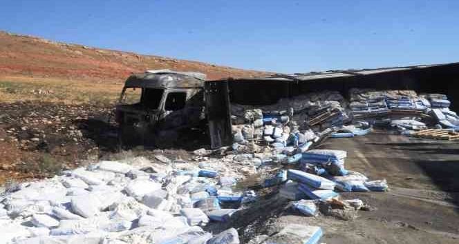 Şarampole devrilip yanan tırdan geriye demir yığını kaldı