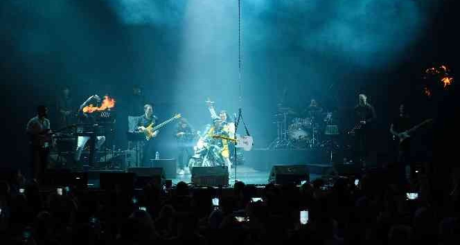 Ünlü sanatçı Murat Kekilli, motosikletle sahneye indi