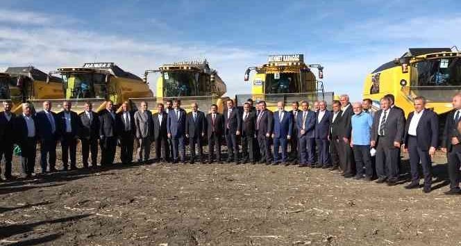 Tarım ve Orman Bakan Yardımcısı Pakdil, Muş Ovası’nda biçerdöverle ayçiçeği hasadı yaptı