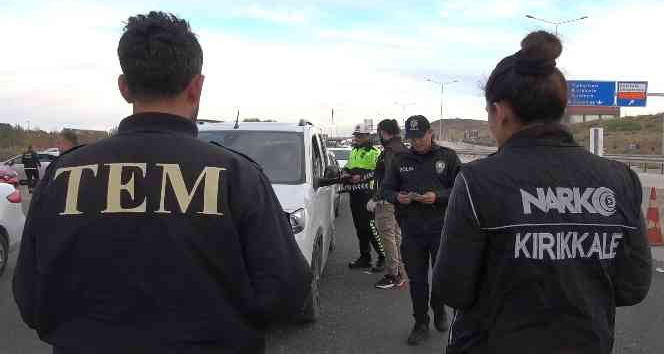 43 ilin geçiş güzergahında yoğunlaştırılmış denetim: Araçlar didik didik arandı, sürücüler sorgulandı