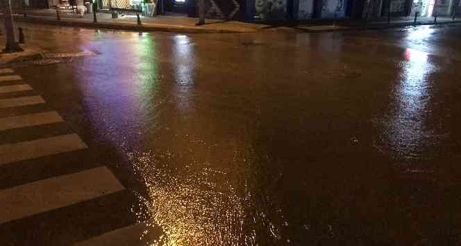 Edirne’de su borusu patladı, asfaltta metrelerce göçük oluştu