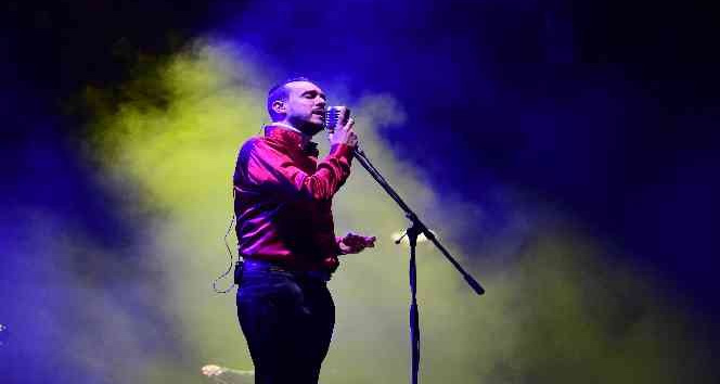 Cem Adrian, Bursa Açık Hava’da dinleyicileri mest etti