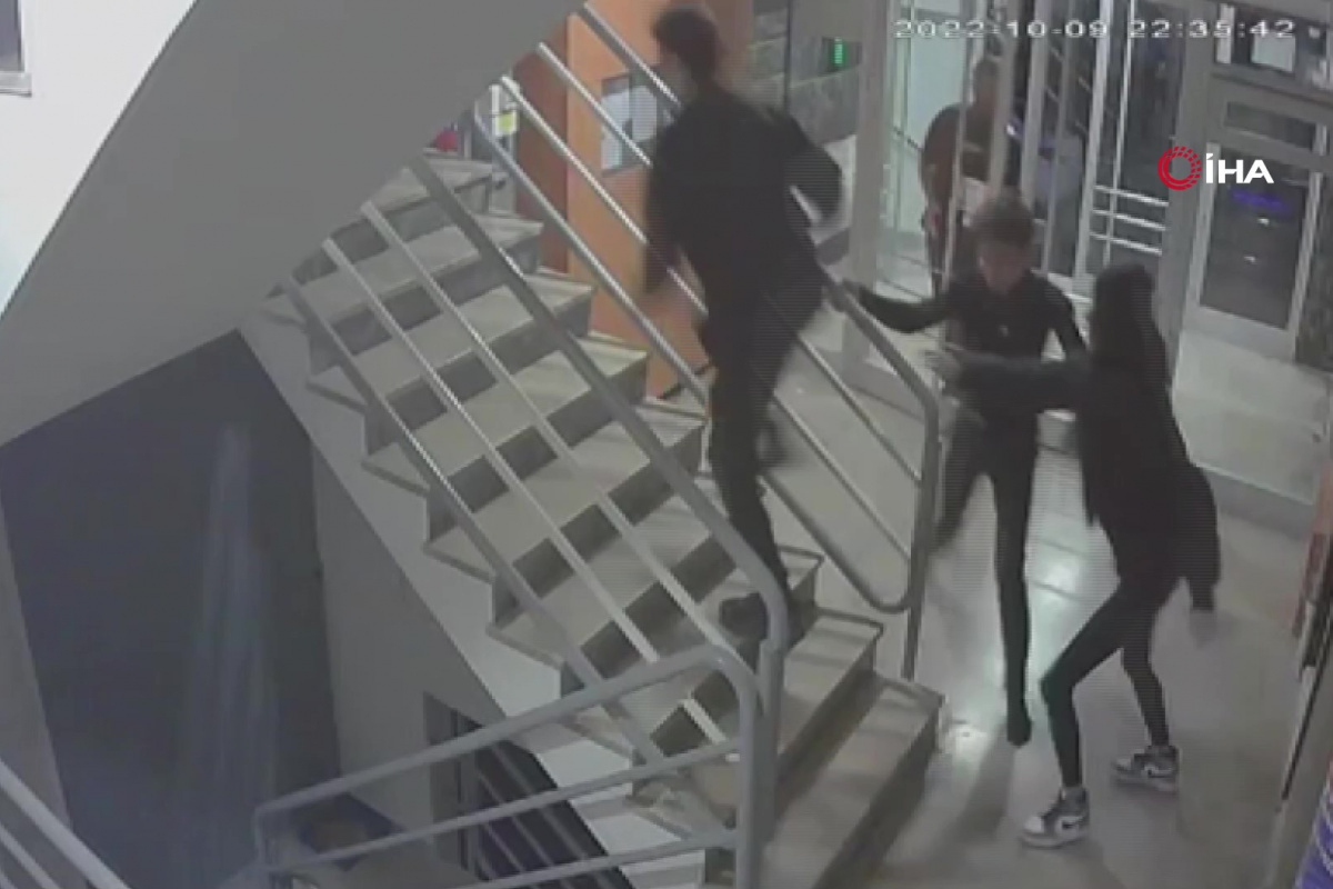 Apartmanda çocukları kovalayıp, yangın tüpünü etrafa sıktı