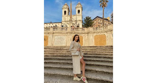 Ünlü manken Aral’dan anne sütü tepkisi