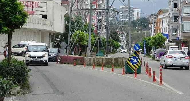 Ordu’da yol ortasındaki yüksek gerilim hattı direği şaşırtıyor