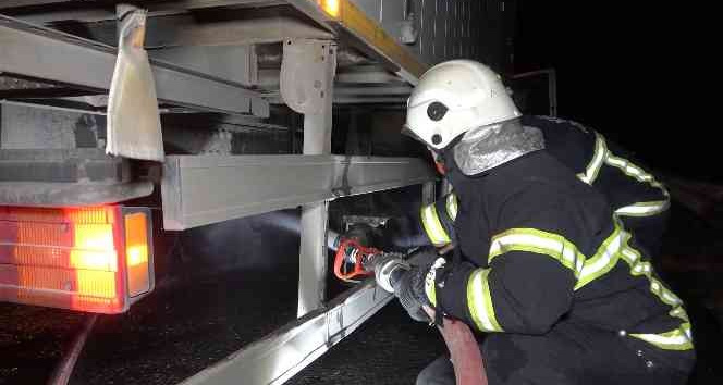 Dinamit yüklü kamyonda yangın