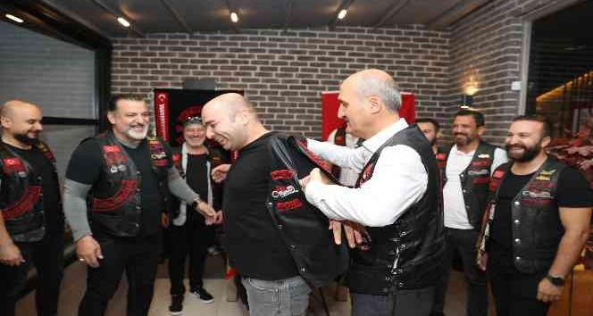 Başkan Okay, motosiklet tutkunlarına yelek giydirdi