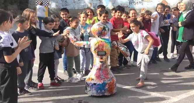 İnsansı robot dans gösterisi ile eğlendirdi, öğrenciler eşlik etti