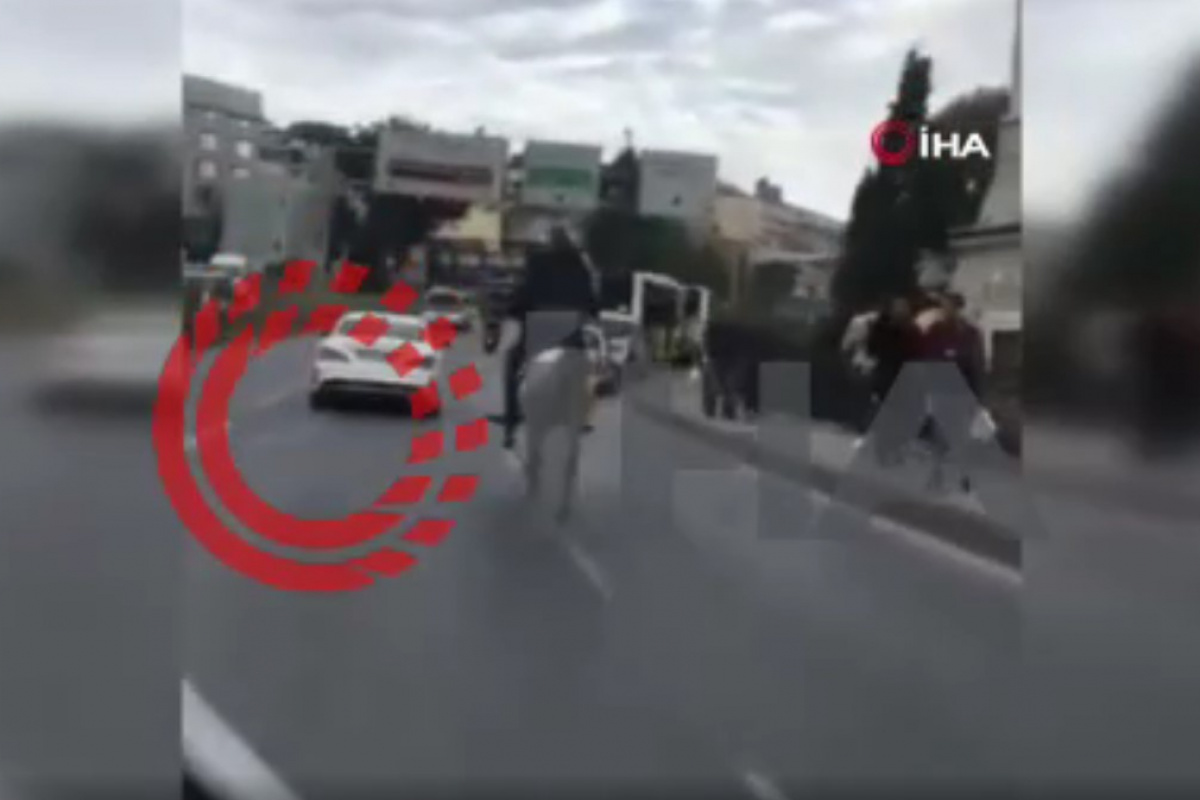 İstanbul'da inanılmaz görüntü: Bir kişi Atatürk Köprüsü'nden atla geçti