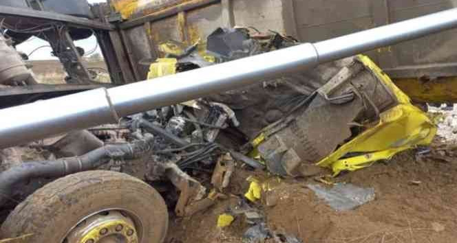 Devrilen hafriyat kamyonu sürücüsü sıkıştığı yerden güçlükle kurtarıldı