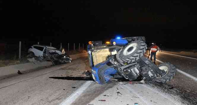 Otomobil traktör römorkuna arkadan çarptı: 4 yaralı