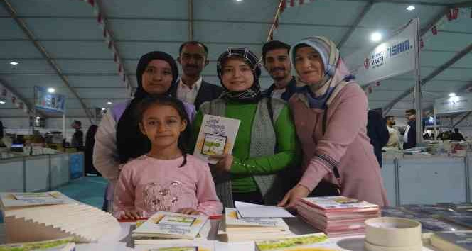 Kitap fuarının en küçük yazarı