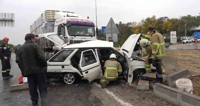 Tırın çarptığı otomobil metrelerce sürüklendi: 4 yaralı