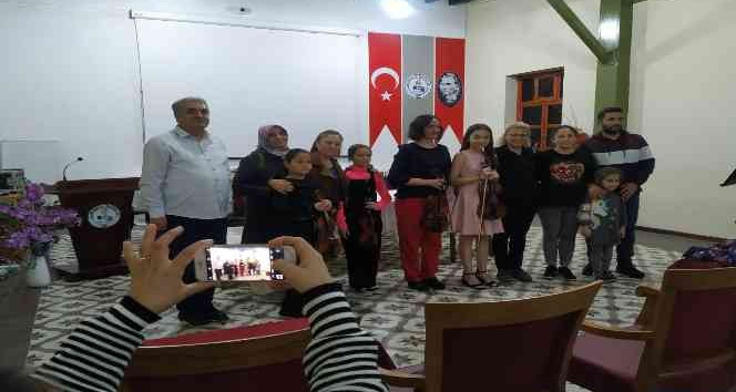 Öğrencileri ile birlikte konser verdi