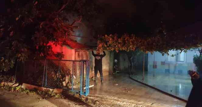 Bucak’ta ağıl yangını korkuttu