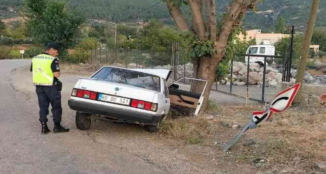 Osmaniye’de ağaca çarpan otomobildeki karı koca yaralandı