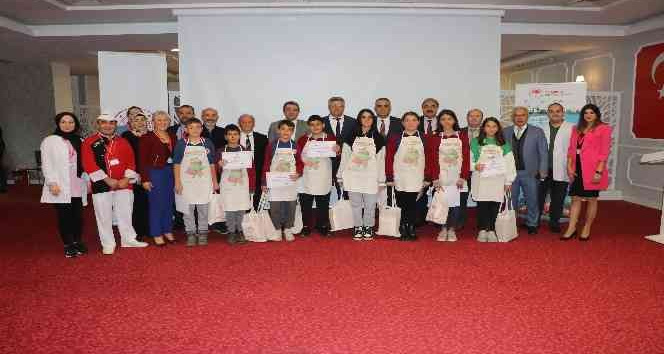 Öğrenciler gıda israfına dikkat çekmek için bayat ekmekten pizza yaptı