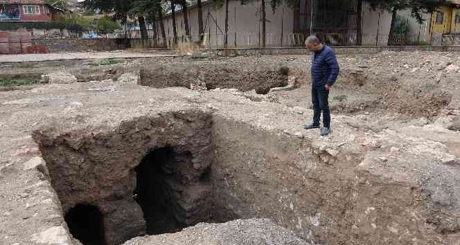 Okulun temel kazısında ortaya çıkmıştı, tahrip edildi