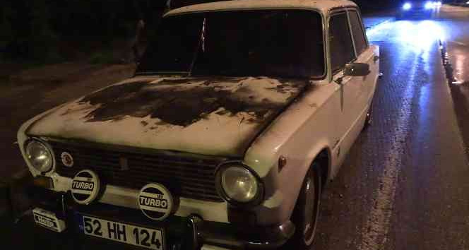 Seyir halindeki otomobil yanarak kullanılamaz hale geldi