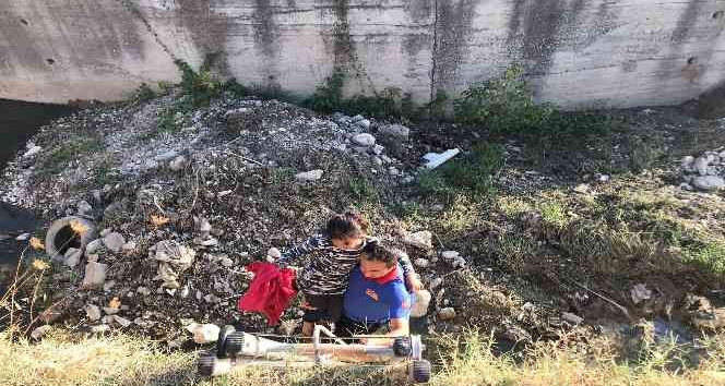 Derede mahsur kalan çocukların yardımına itfaiye yetişti