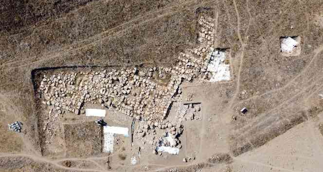 Hititlere ait saray ve tapınak kalıntıları gün yüzüne çıkarılıyor