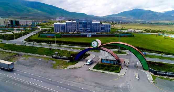 Alım şartları 3 kez değiştirilen kadroyla öğretim görevlisi olan eski dekan yardımcısının eşi göreve başladı