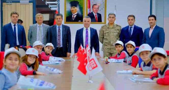 Şırnak’ta minik öğrenciler, Vali ile 112 kriz masasına oturdu