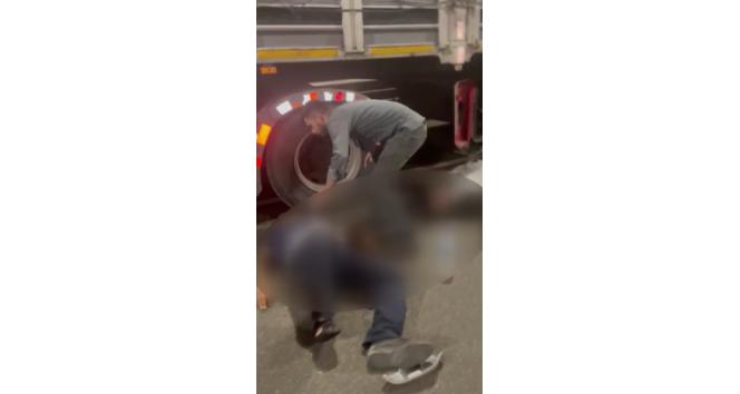 Lastik değiştiren tır sürücülerine otomobil çarptı: 4 yaralı