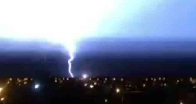 Yıldırımın düşme anı kamerada