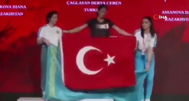 Derya Ceren Çağlayan, Kazak sporculara Türk bayrağıyla cevap verdi