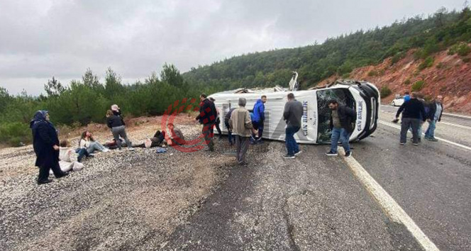 Çanakkalede minibüs ile kamyonet çarpıştı: 6 yaralı