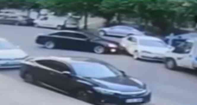 Batman’da dikkatsiz sürücü park halindeki araca vurup kaçtı