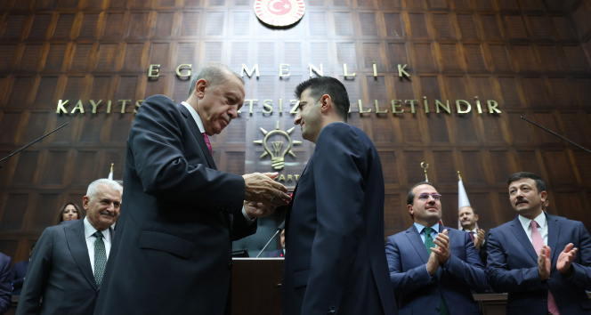 Cumhurbaşkanı Erdoğan Mehmet Ali Çelebiye rozetini taktı