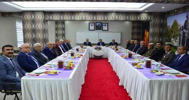 Vali Mete Buhara, muhtarları dinledi