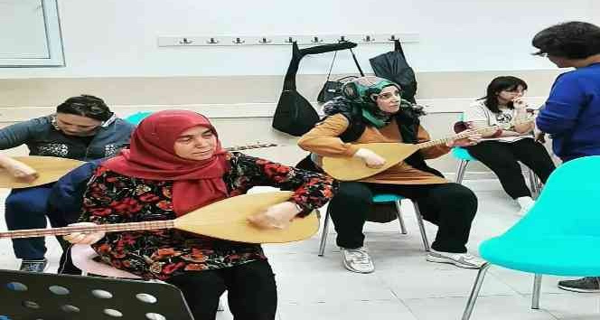 Sarıgöl’de bağlama kursu açıldı