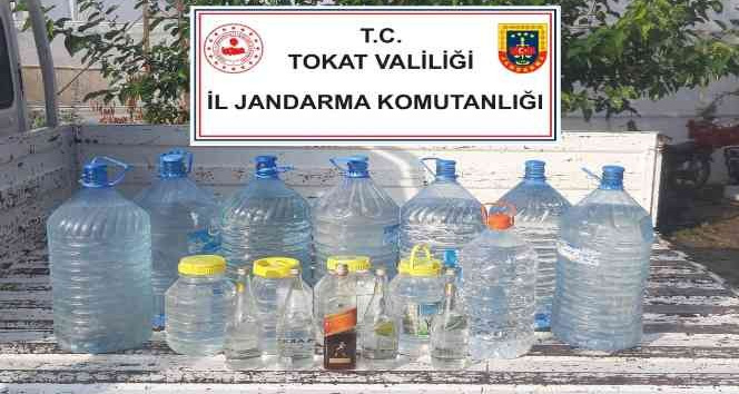 Tokat’ta bir ahırda 195 litre kaçak içki ele geçirildi