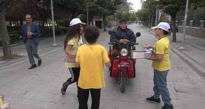 Öğrenciler vatandaşlara su dağıttı