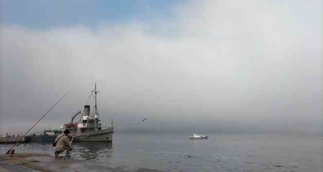 Çanakkale Boğazı, sisin etkisini yitirmesiyle transit gemi geçişlerine açıldı