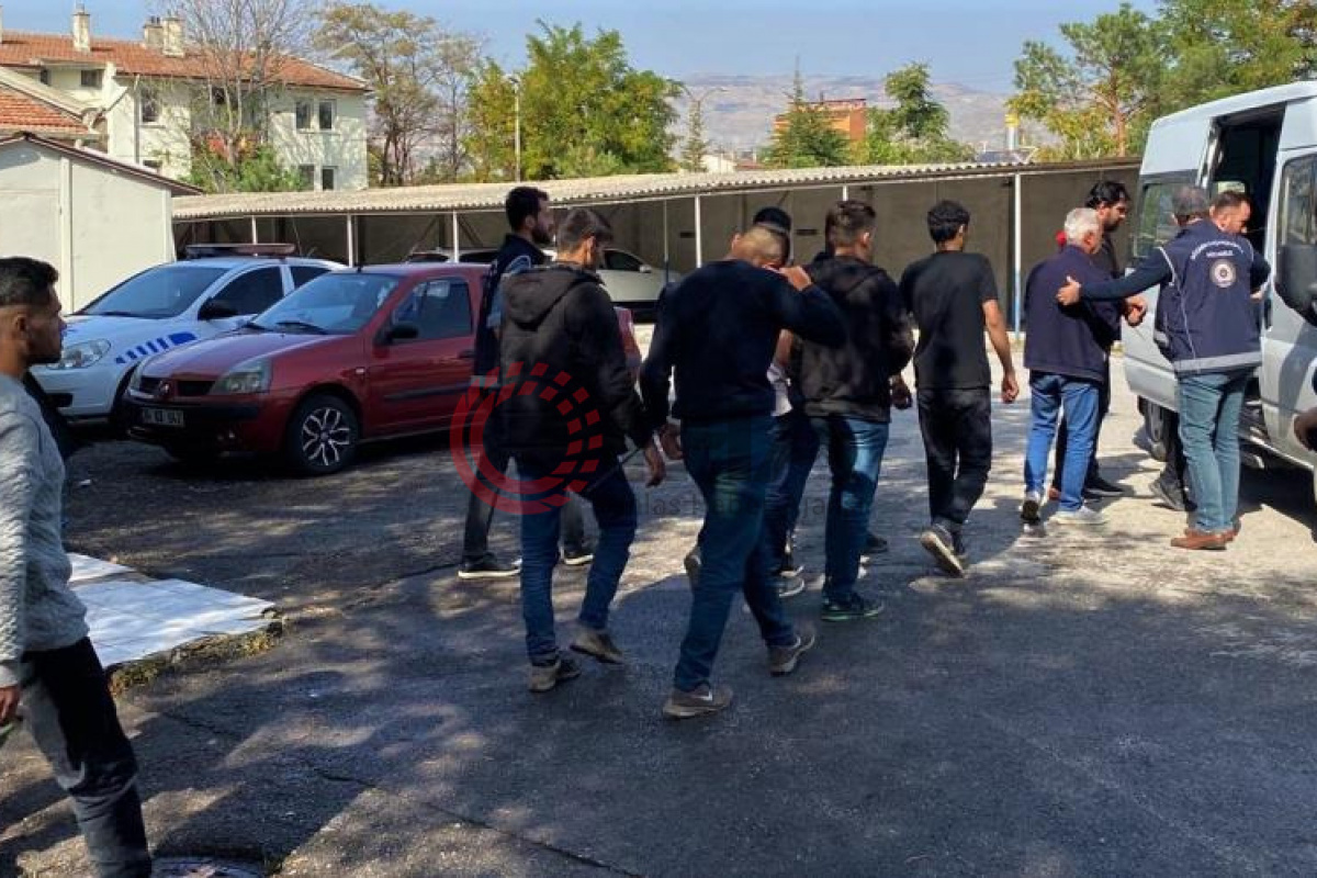 Kamyonetin kasasında 18 kaçak göçmen ile 3 organizatör şüphelisi yakalandı