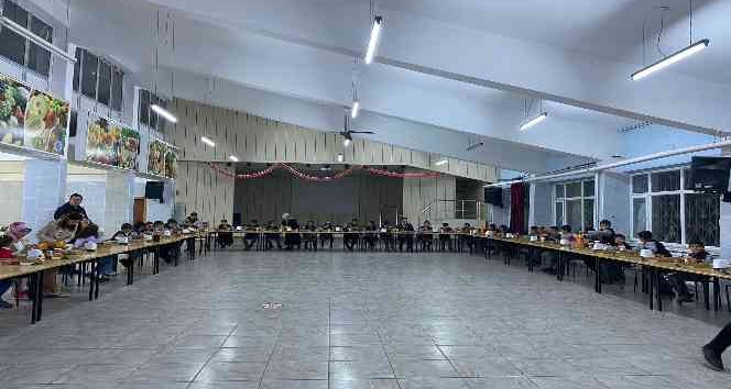 Kaymakam’dan pansiyon öğrencilerine pizzalı sürpriz