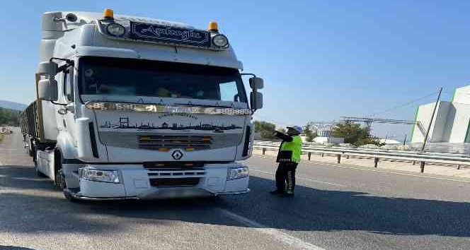 Burdur’da trafik denetiminde sürücülere ceza yağdı