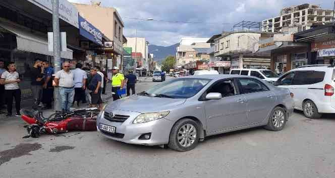 Otomobil ile çarpışan motosikletin sürücüsü yaralandı