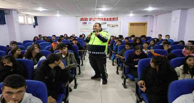 Aksaray emniyeti 18 okulda bin 747 öğrenciye temel trafik eğitimi verdi