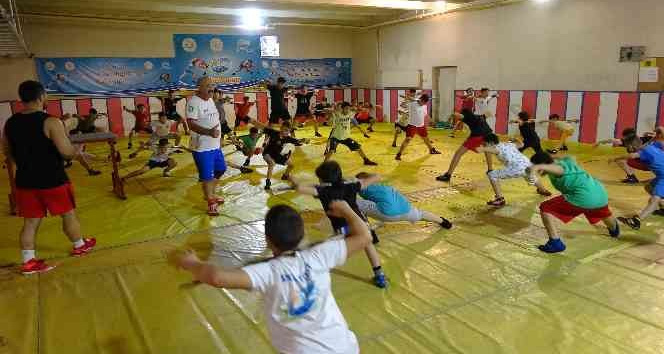 Güreşçiler kısıtlı imkanlarla şampiyonalara hazırlanıyor