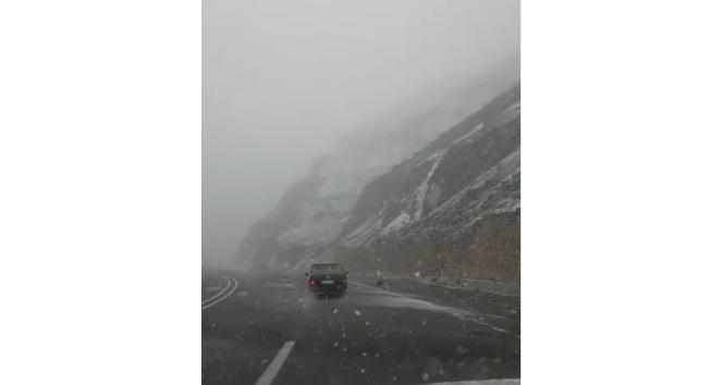 Karlıova-Erzurum karayolunda kar yağışı
